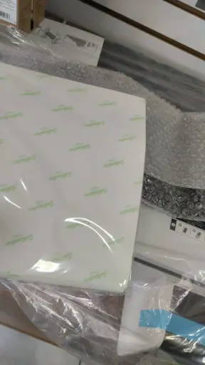 PAPEL DE SUBLIMACIÓN GENÉRICO, LETRAS VERDES DETRÁS, TAMAÑO 8.5 X 11 PULGADAS | 100 HOJAS.